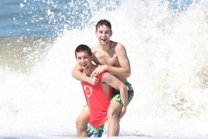 Jonas og Mikkel i bølgerne